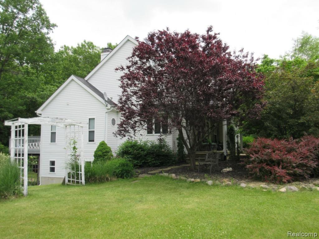 450 Triangle Lake Road Howell, MI 48843 - Photo 2 of 19 IMG_0060.jpg