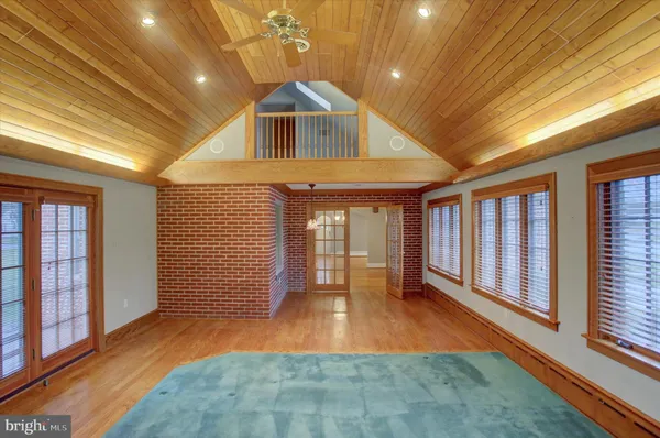 a black and white photo of a room