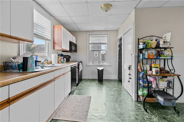 $2,800 | 31 West Narragansett Avenue, Unit 2, Newport, RI 02840