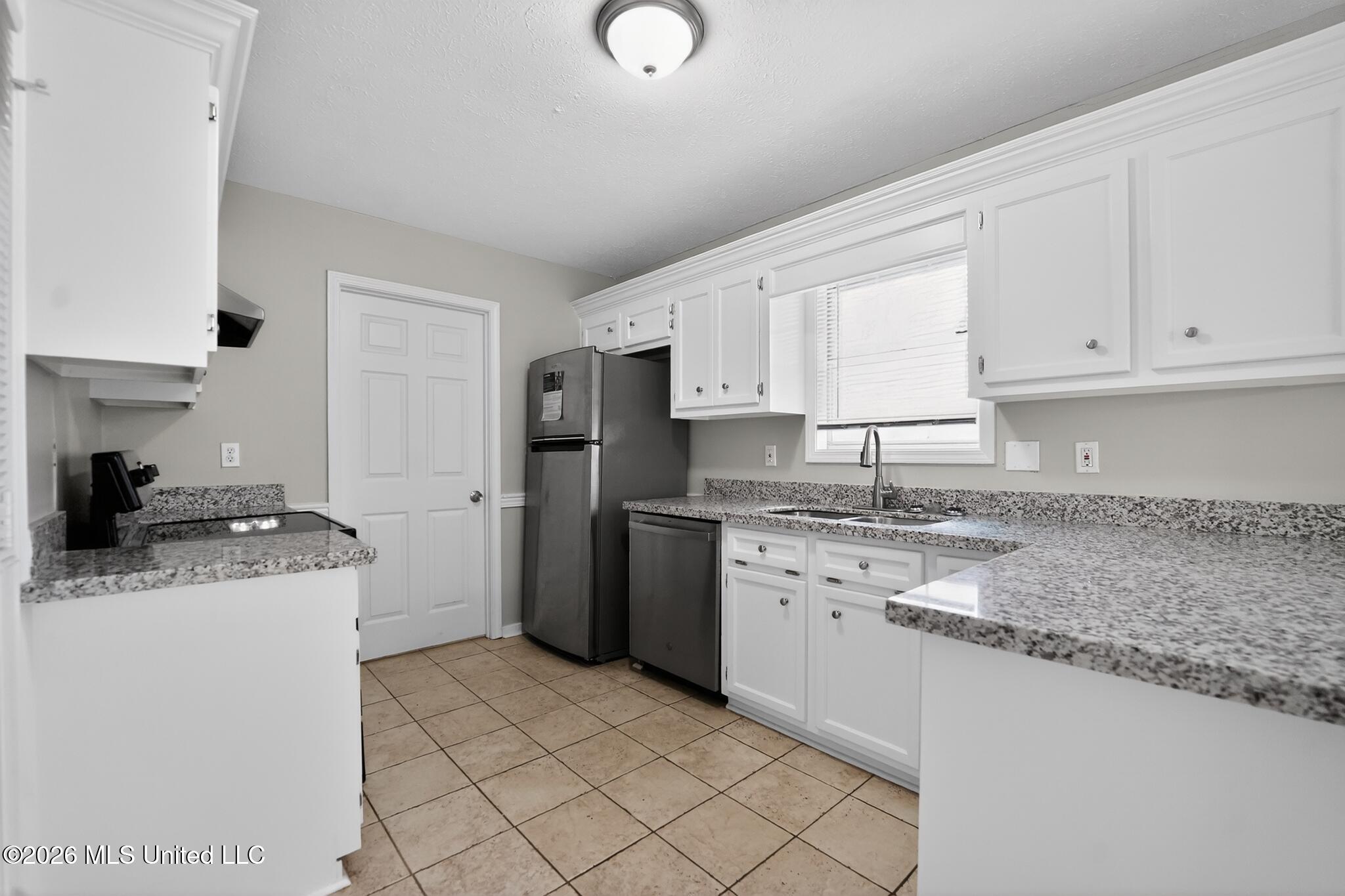 704 Dunleith Lane Ridgeland, MS 39157 - Photo 6 of 15 10_704_Dunleith_Ln-Kitchen-7627