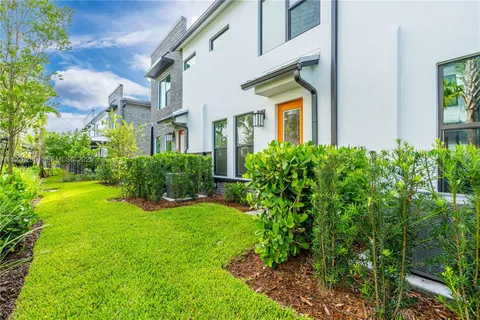 a view of an house with backyard and garden