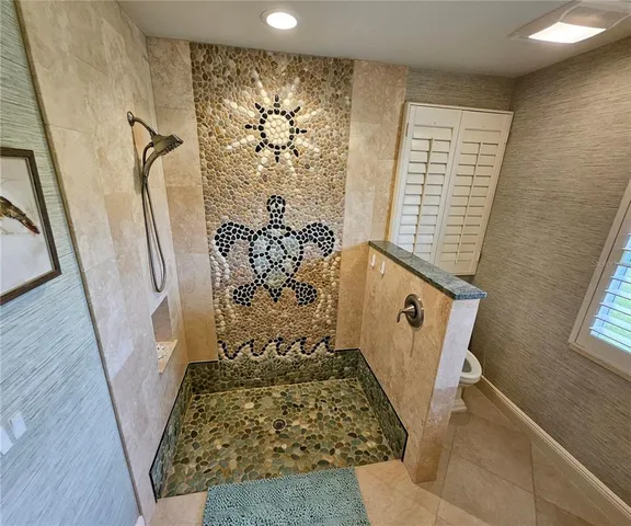 a room with a mirror and a bath tub