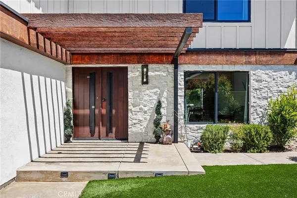 a view of entrance front of the house