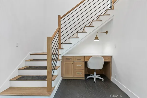a view of entryway with a workspace