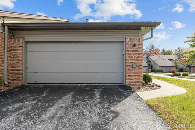 $225,000 | 11538 Sandy View Drive, Unit 212, St. Louis, MO 63146