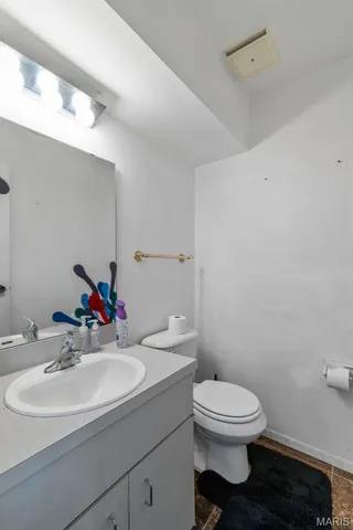 $225,000 | 11538 Sandy View Drive, Unit 212, St. Louis, MO 63146