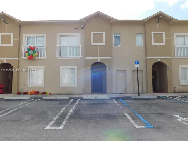 $2,700 | 21485 Southwest 112th Avenue, Unit 408, Miami, FL 33170