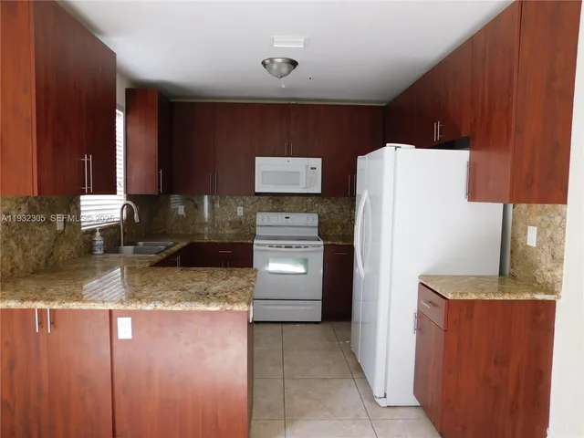 $2,700 | 21485 Southwest 112th Avenue, Unit 408, Miami, FL 33170