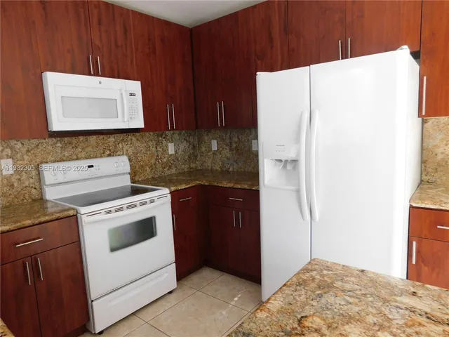 $2,700 | 21485 Southwest 112th Avenue, Unit 408, Miami, FL 33170