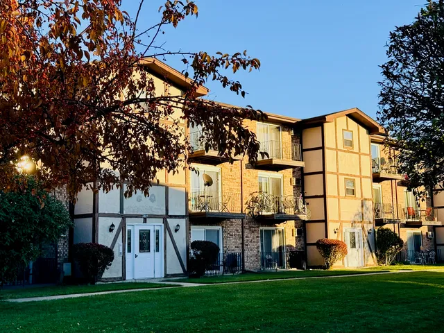 $160,000 | 3823 West 123rd Street, Unit 302, Alsip, IL 60803