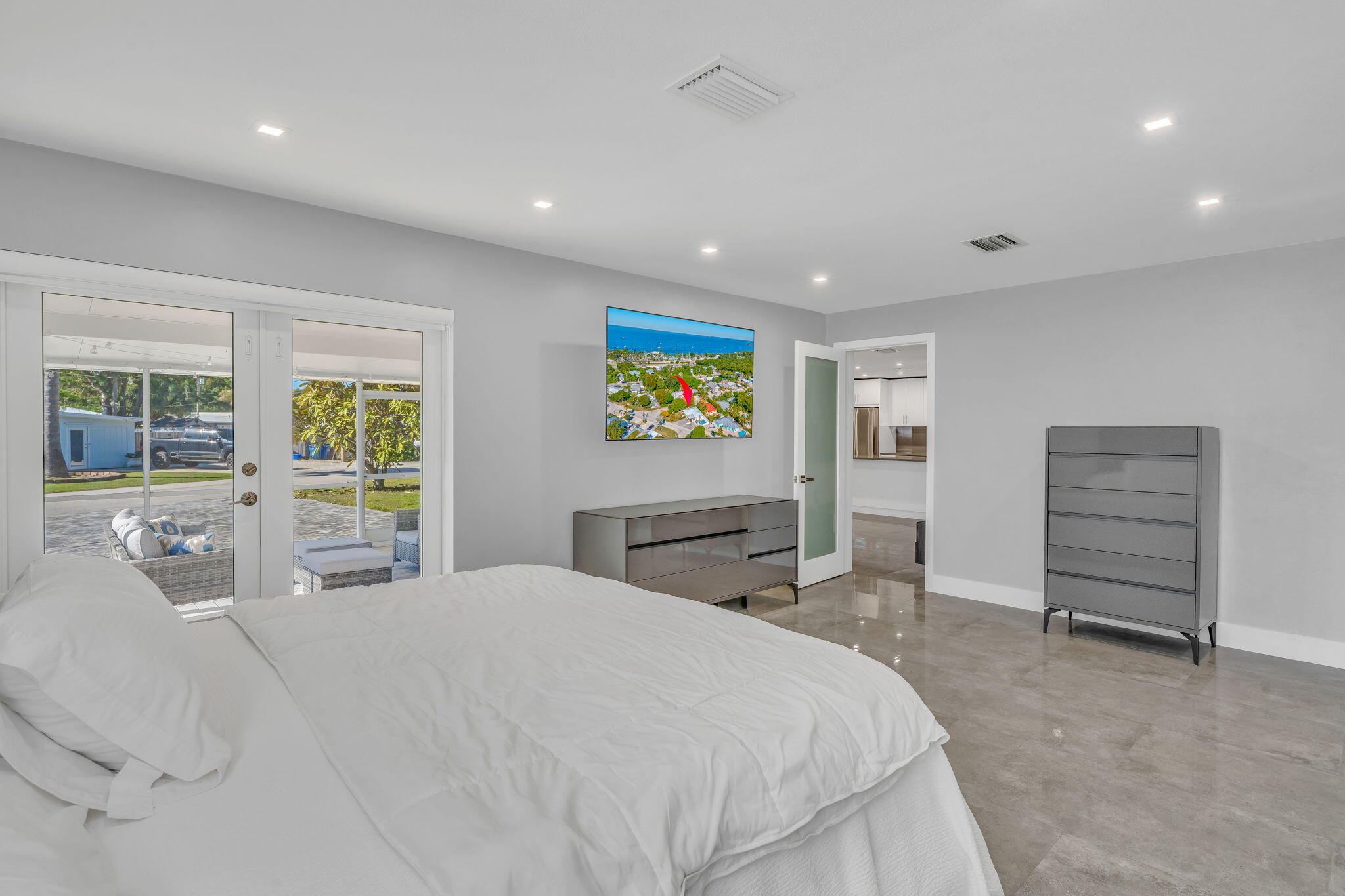 222 2nd Road Key Largo, FL 33037 - Photo 20 of 43 a bedroom with a large bed and a large window