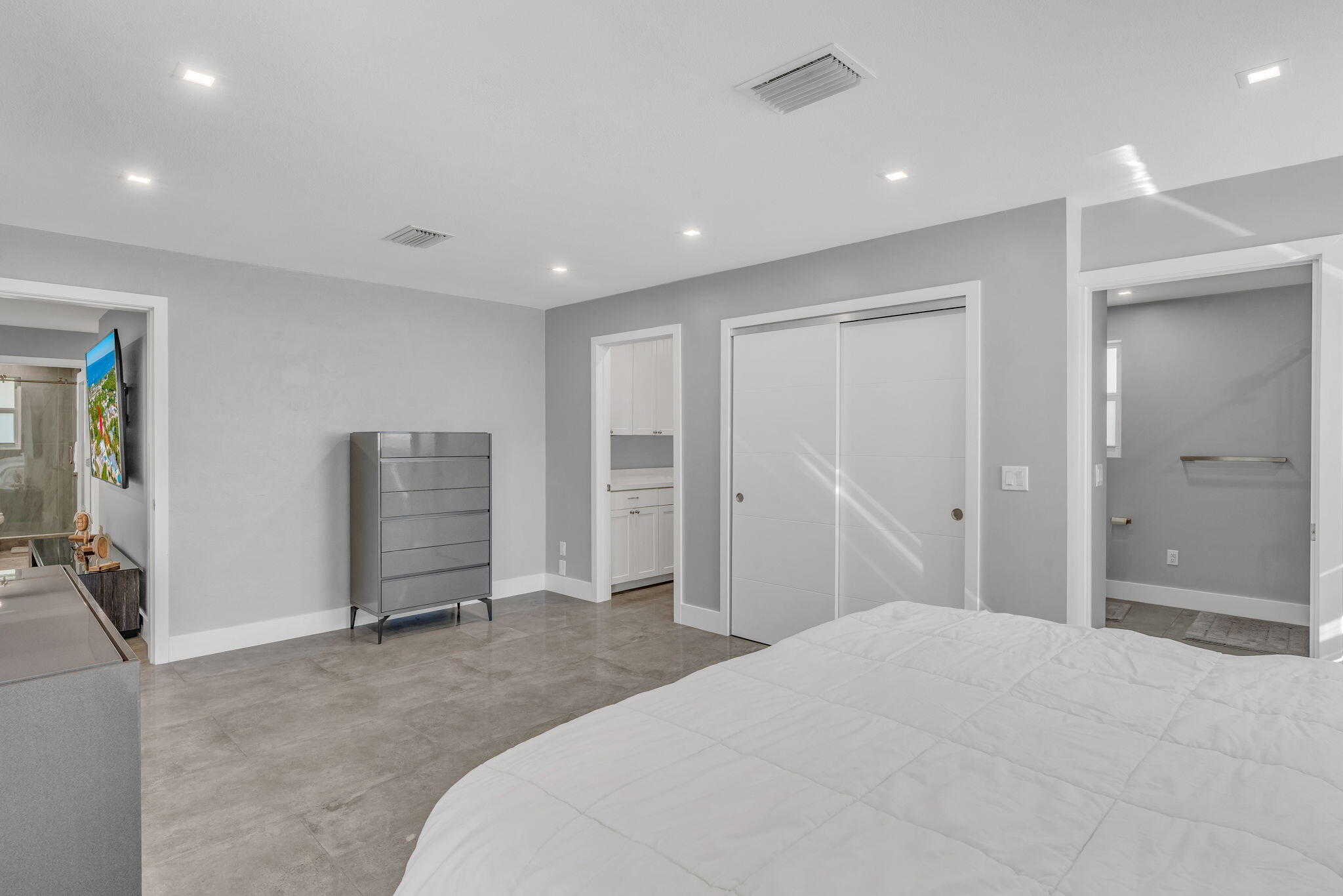 222 2nd Road Key Largo, FL 33037 - Photo 21 of 43 a spacious bedroom with a bed and a view of bathroom