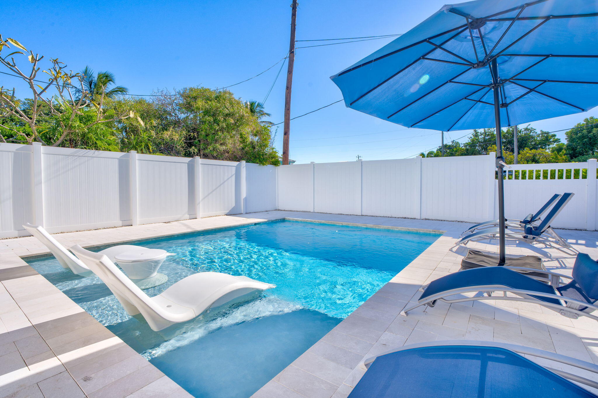 222 2nd Road Key Largo, FL 33037 - Photo 34 of 43 a view of a backyard with potted plants