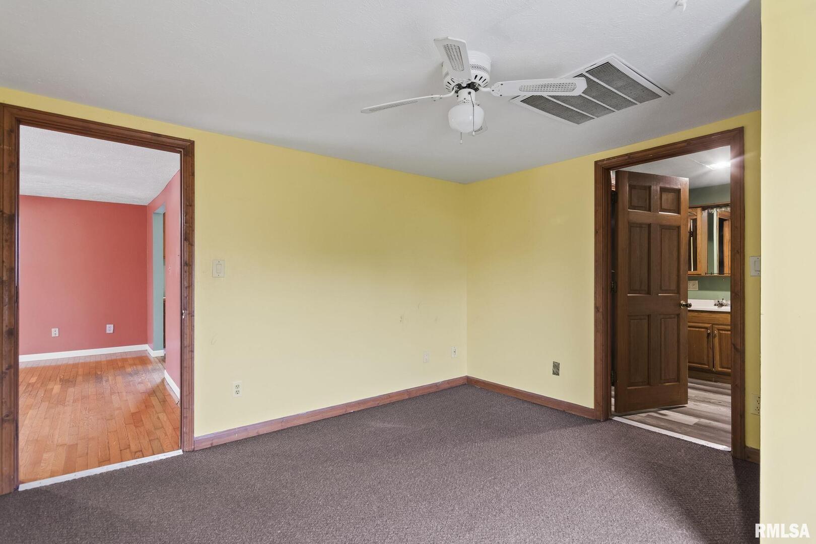 220 East Wilcox Street Springfield, IL 62707 - Photo 15 of 36 an empty room with a ceiling fan and a rug
