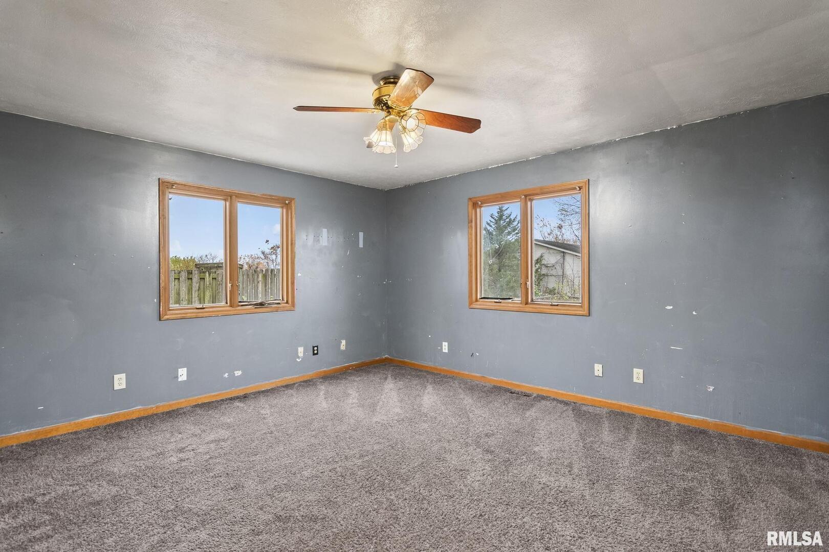 220 East Wilcox Street Springfield, IL 62707 - Photo 26 of 36 an empty room with windows and fan