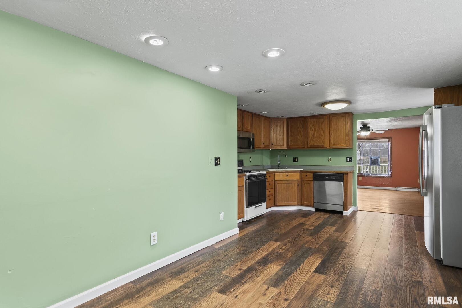 220 East Wilcox Street Springfield, IL 62707 - Photo 28 of 36 a kitchen with stainless steel appliances a refrigerator and a wooden floors