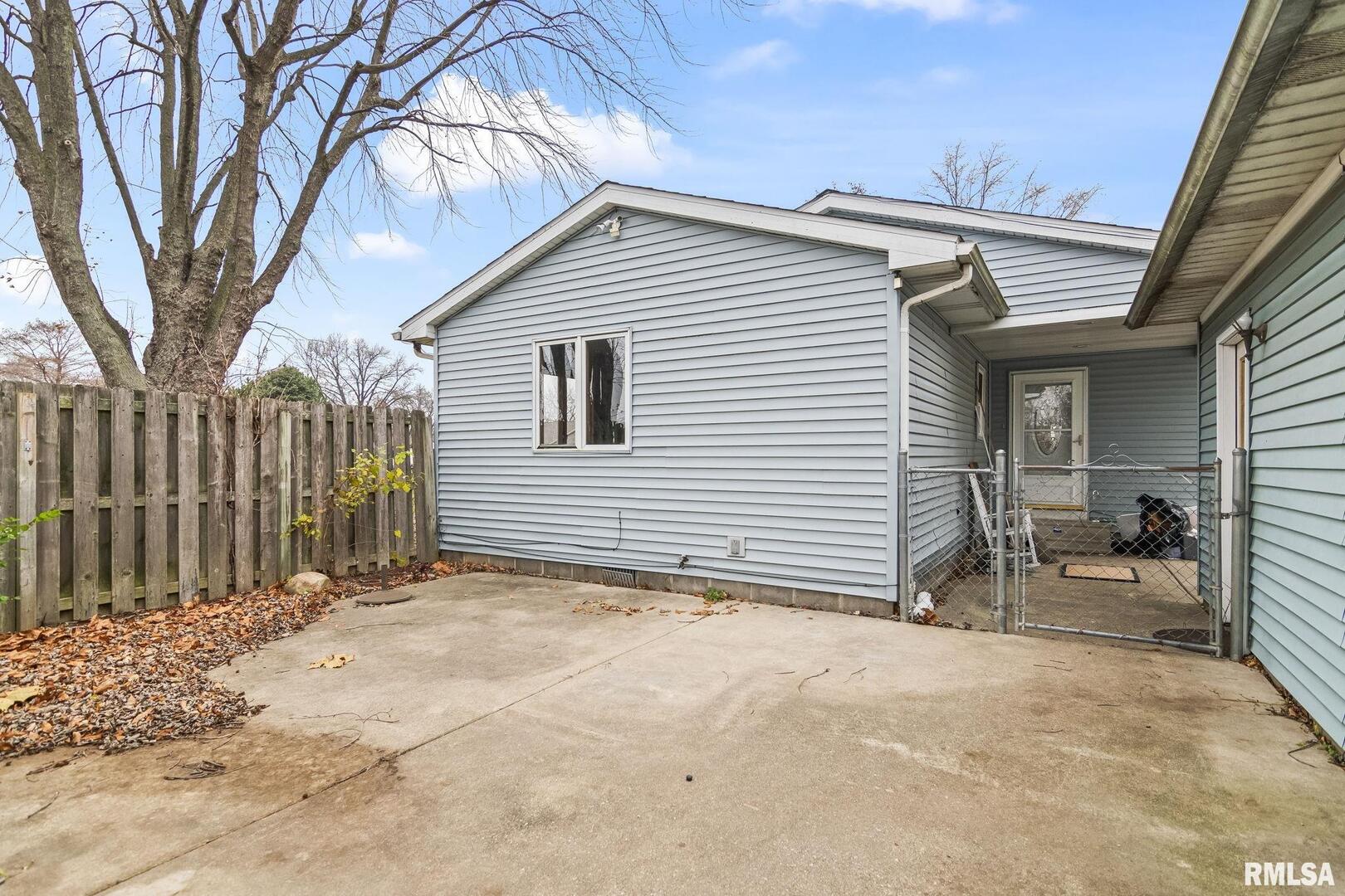 220 East Wilcox Street Springfield, IL 62707 - Photo 8 of 36 a backyard of a house with table and chairs and a large tree