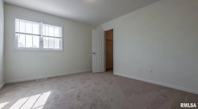 $2,400 | 1611 West Geneva Road, Peoria, IL 61615