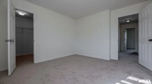 $2,400 | 1611 West Geneva Road, Peoria, IL 61615