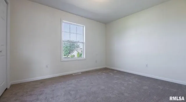 $2,400 | 1611 West Geneva Road, Peoria, IL 61615