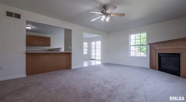 $2,400 | 1611 West Geneva Road, Peoria, IL 61615