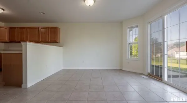 $2,400 | 1611 West Geneva Road, Peoria, IL 61615