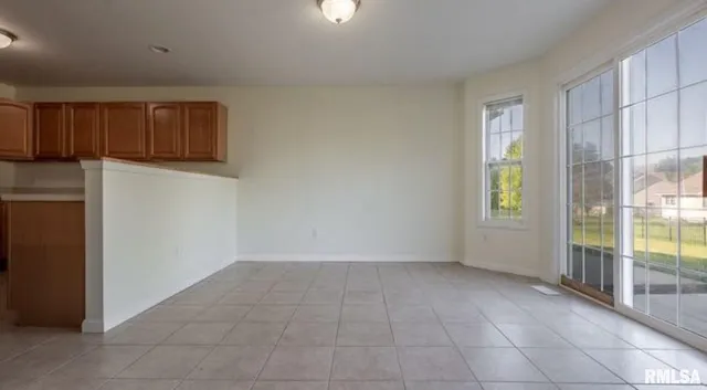 $2,400 | 1611 West Geneva Road, Peoria, IL 61615