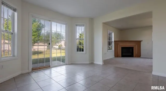 $2,400 | 1611 West Geneva Road, Peoria, IL 61615