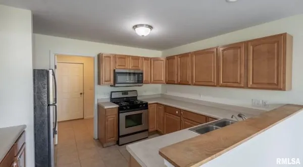 $2,400 | 1611 West Geneva Road, Peoria, IL 61615