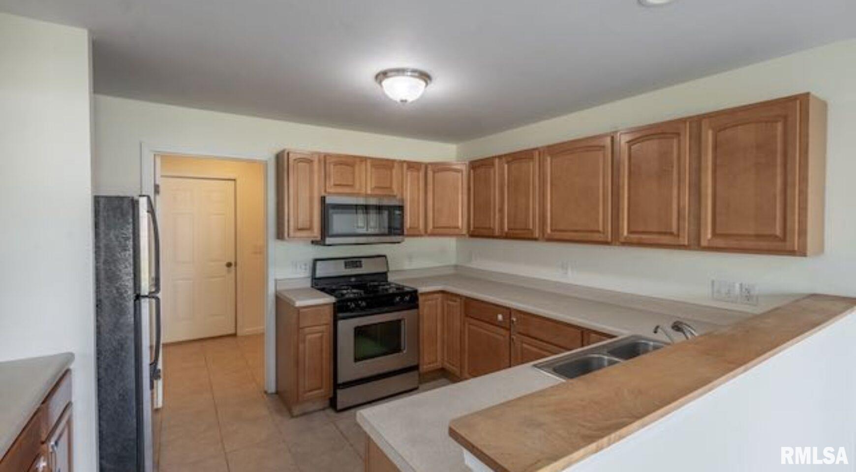 1611 West Geneva Road Peoria, IL 61615 - Photo 8 of 16