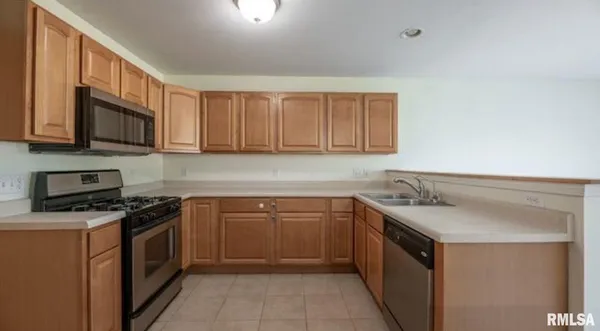 $2,400 | 1611 West Geneva Road, Peoria, IL 61615