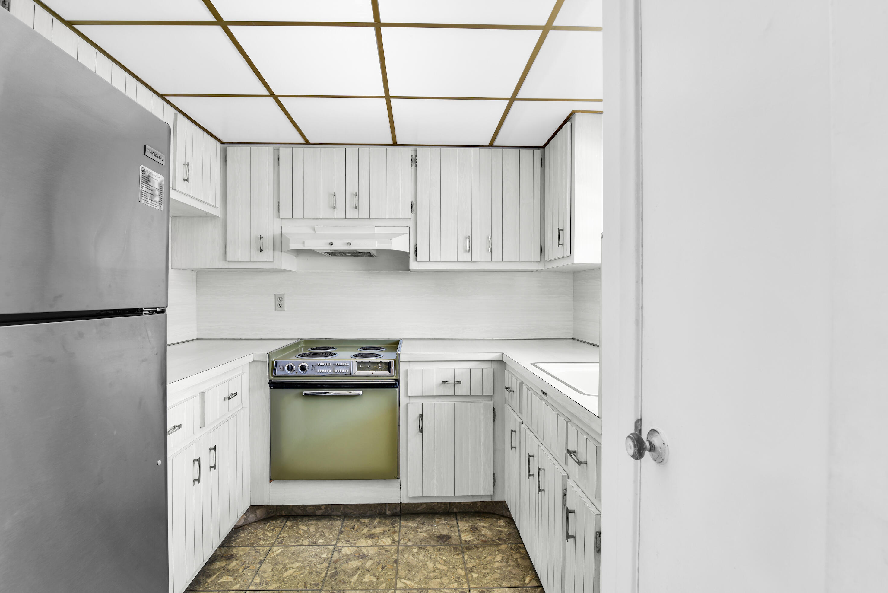 400 Northeast 20th Street, Unit B304 Boca Raton, FL 33431 - Photo 7 of 26 B304 KITCHEN