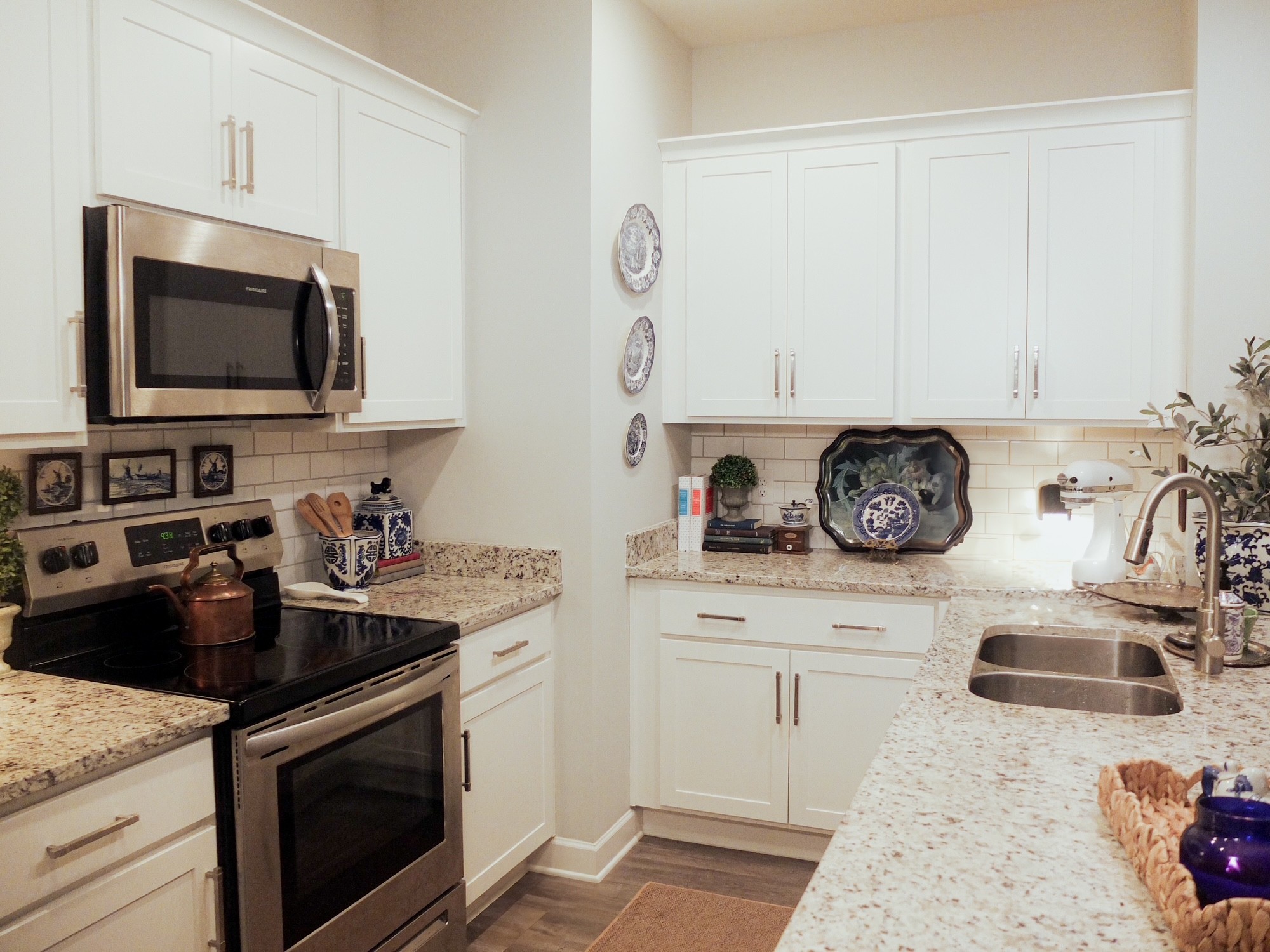 420 Withrow Way Gallatin, TN 37066 - Photo 2 of 18 a kitchen with a stove and a microwave