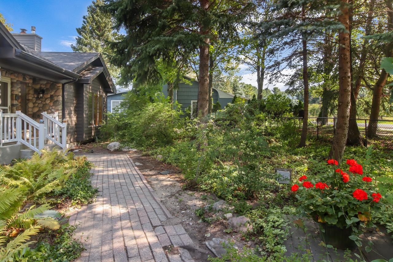 644 South Stony Point Road Suttons Bay, MI 49682 - Photo 9 of 79 1915495-8.JPG