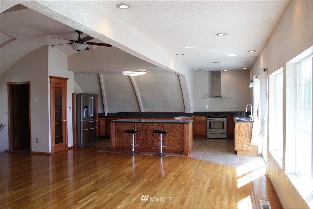 1017 South Sundance Road Othello, WA 99344 - Photo 19 of 34 a room with wooden floor and furniture