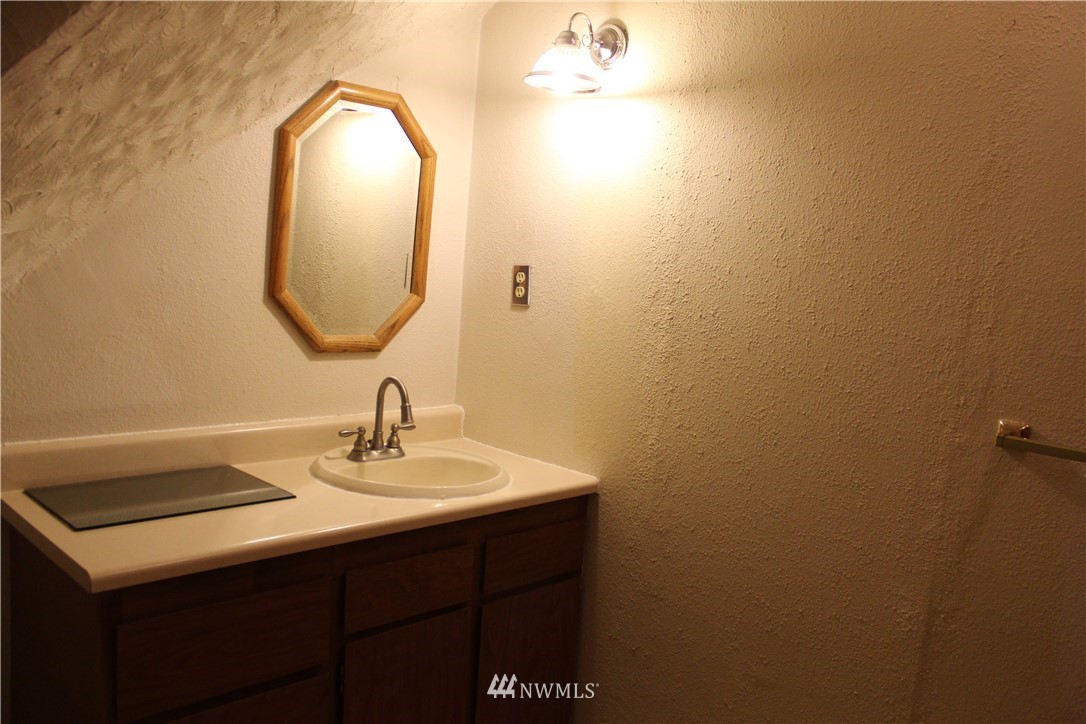 1017 South Sundance Road Othello, WA 99344 - Photo 23 of 34 a bathroom with a sink and a mirror