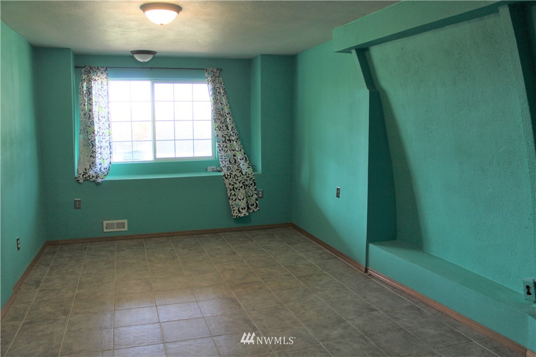 1017 South Sundance Road Othello, WA 99344 - Photo 25 of 34 a view of an empty room with window and closet area