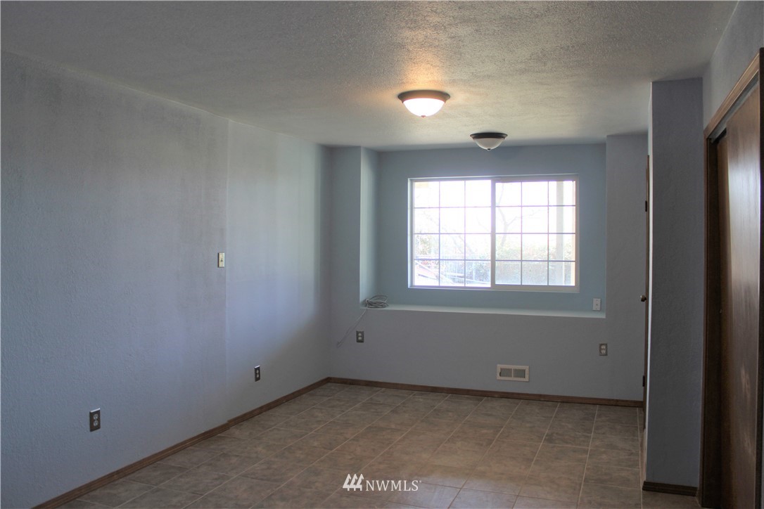 1017 South Sundance Road Othello, WA 99344 - Photo 27 of 34 an empty room with a window