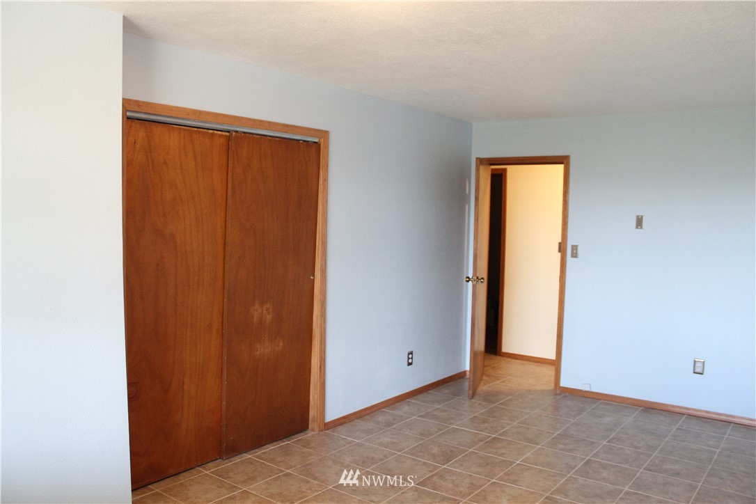 1017 South Sundance Road Othello, WA 99344 - Photo 28 of 34 a view of an empty room and a window