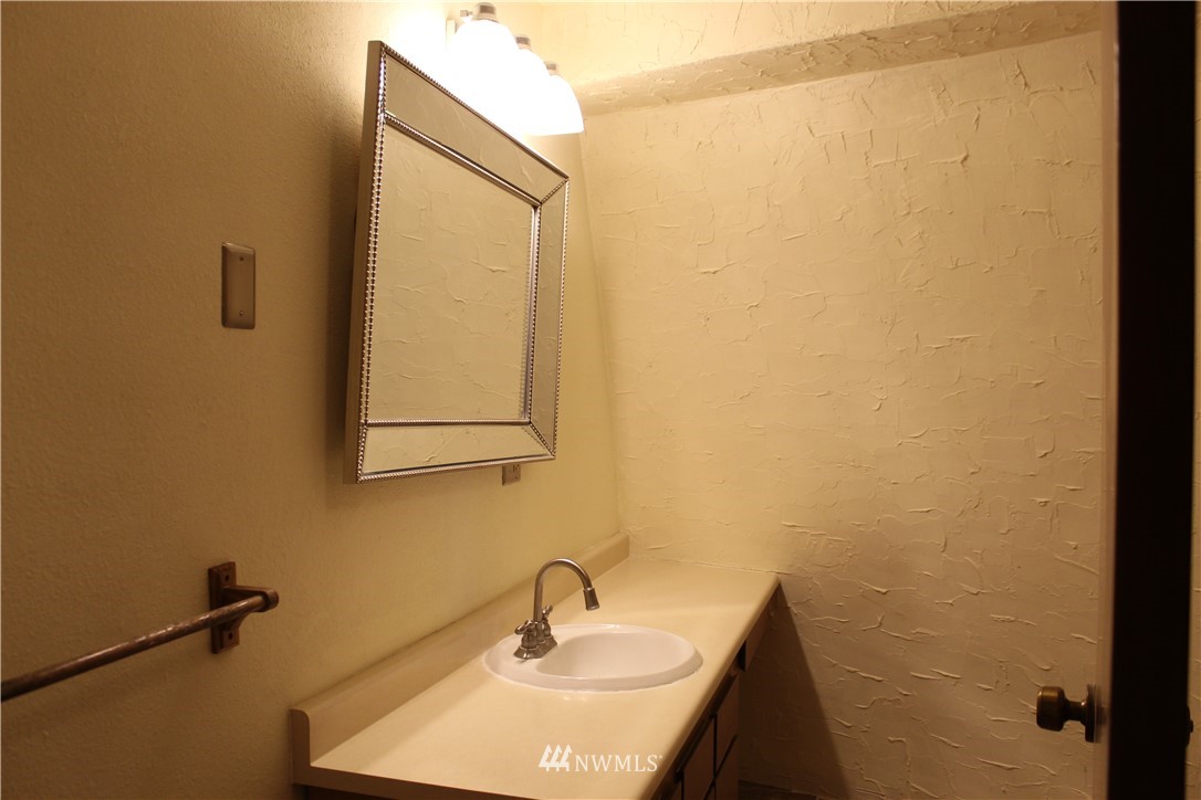 1017 South Sundance Road Othello, WA 99344 - Photo 29 of 34 a bathroom with a sink and mirror