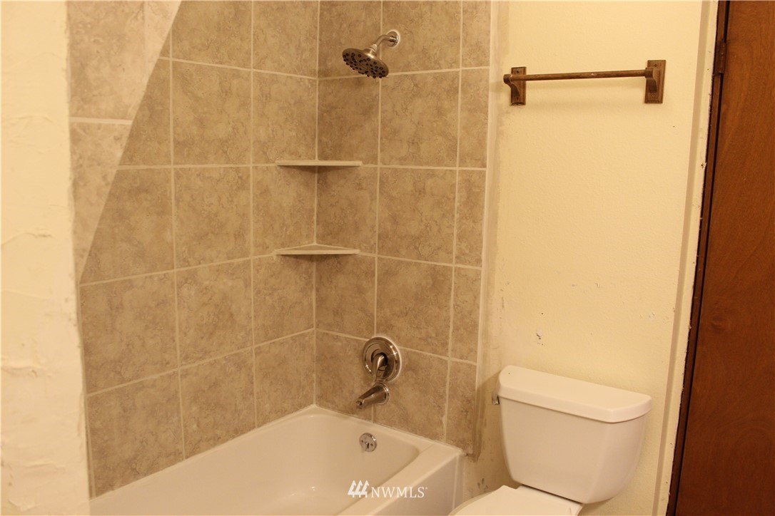 1017 South Sundance Road Othello, WA 99344 - Photo 30 of 34 a bathroom with a shower and a toilet