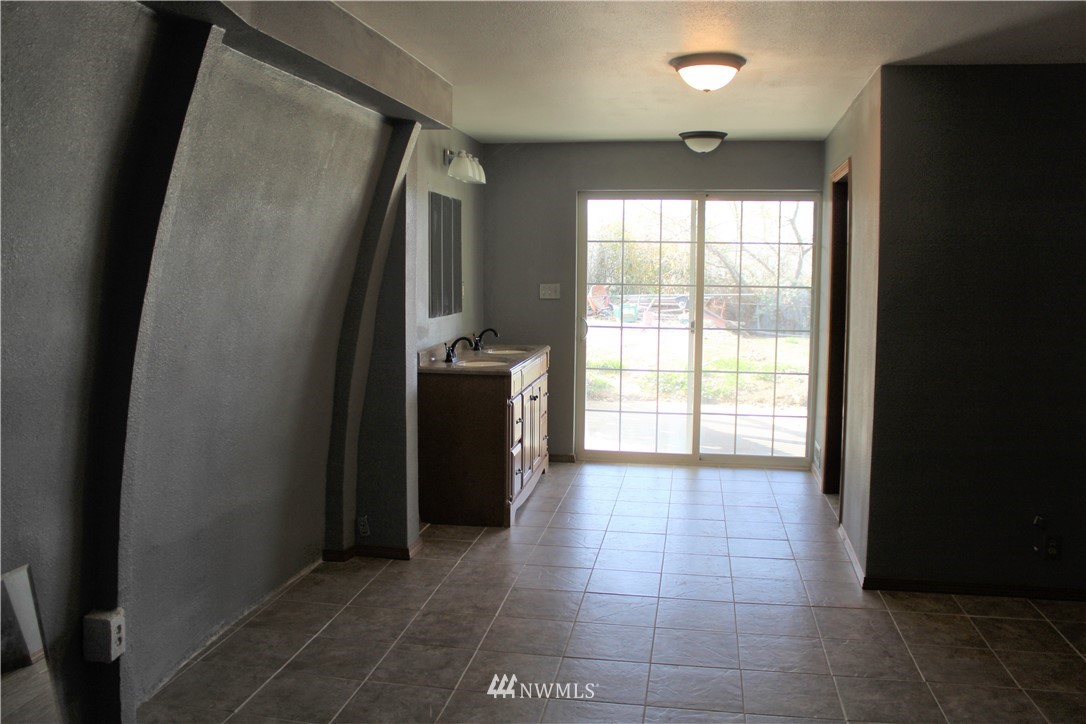 1017 South Sundance Road Othello, WA 99344 - Photo 31 of 34 a view of hallway with a large window and refrigerator
