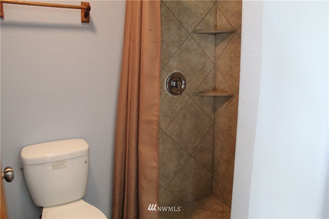 1017 South Sundance Road Othello, WA 99344 - Photo 33 of 34 a bathroom with a toilet and shower