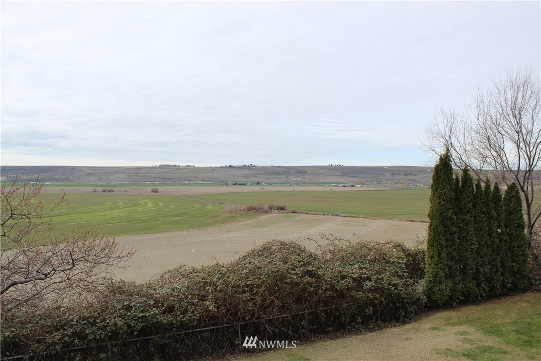 1017 South Sundance Road Othello, WA 99344 - Photo 5 of 34 a view of a lake with a yard