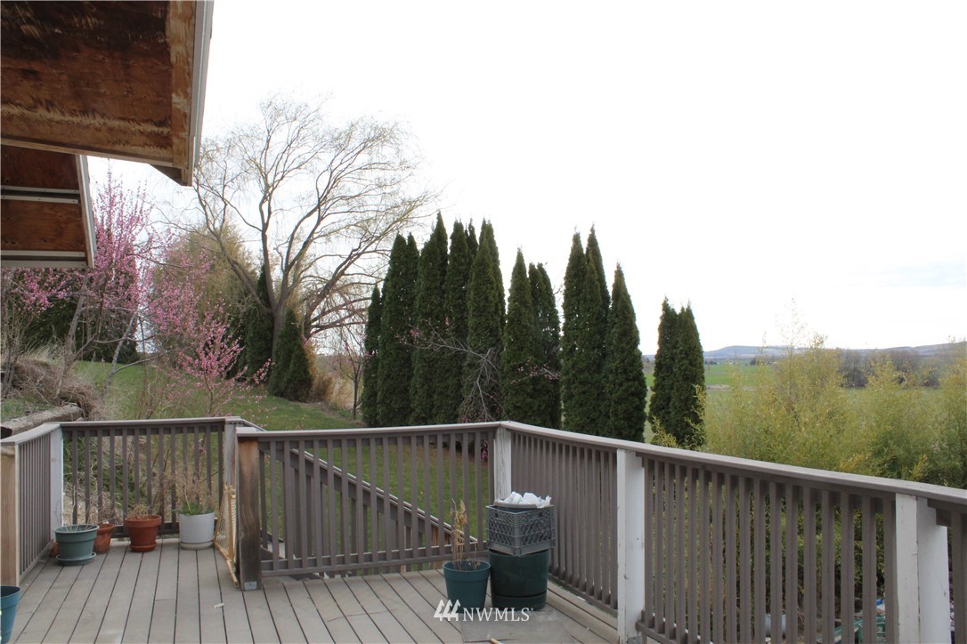 1017 South Sundance Road Othello, WA 99344 - Photo 7 of 34 a balcony with wooden floor and fence