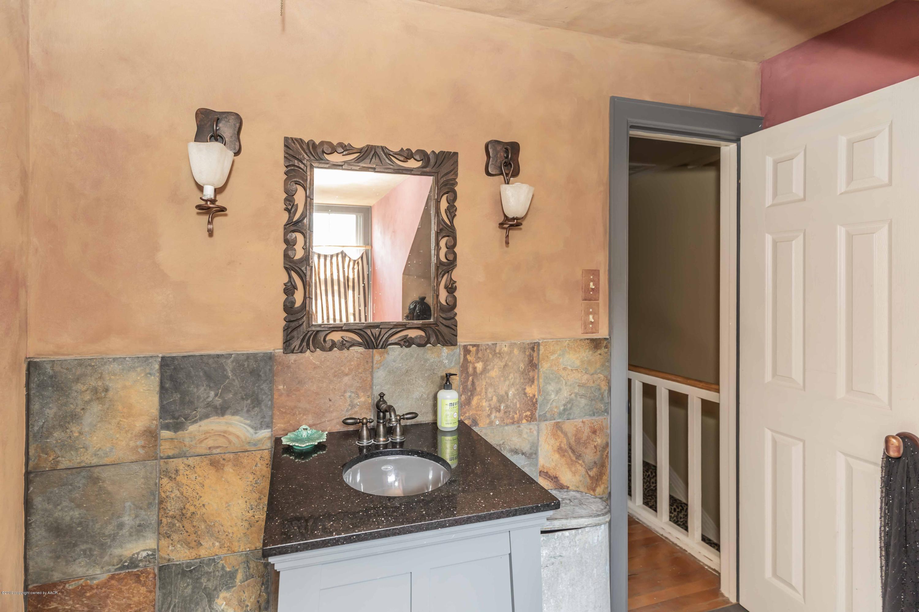 1220 South Rusk Street Amarillo, TX 79102 - Photo 8 of 38 BATHROOM 2 VIEW 1
