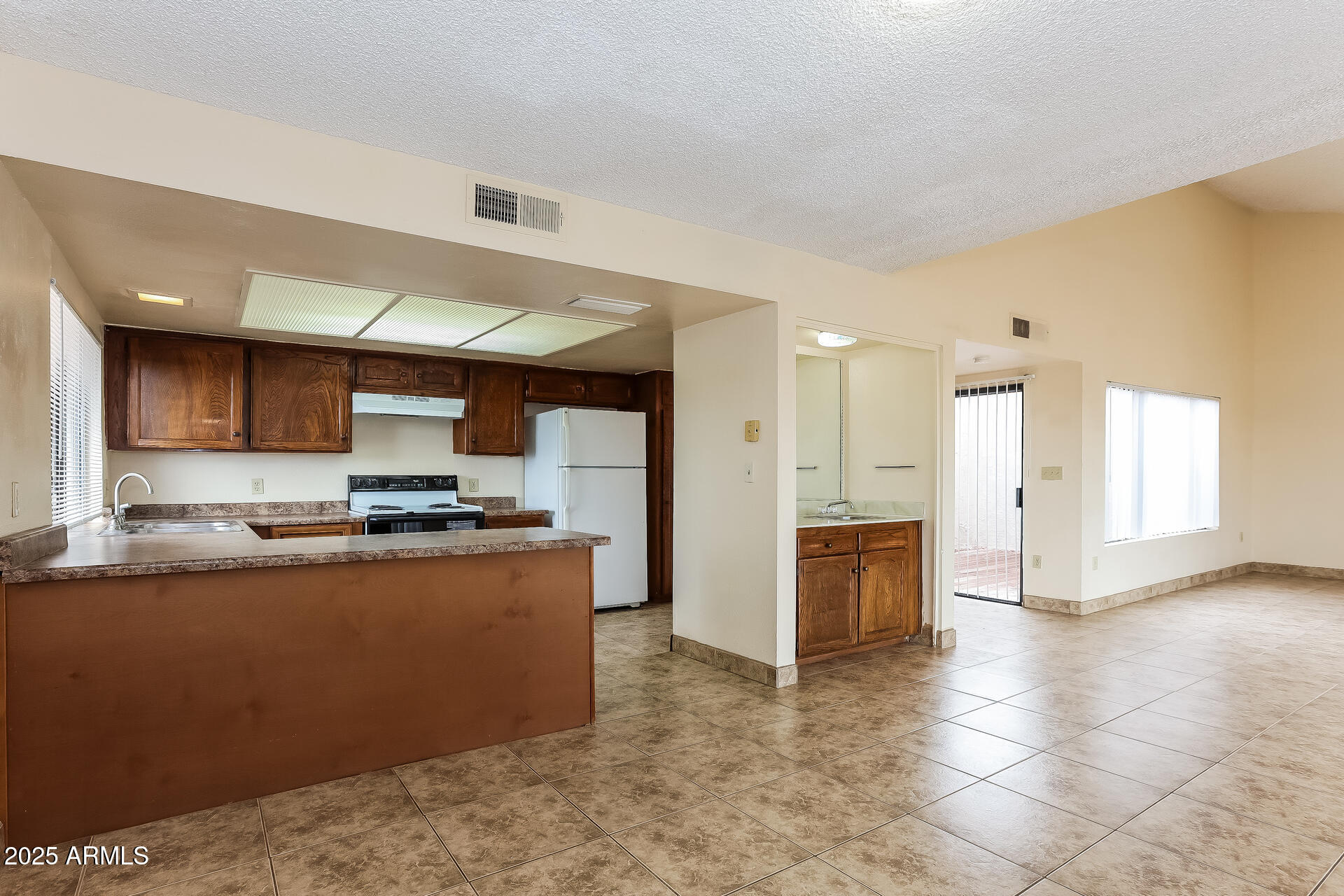 828 East Junction Street, Unit 828 Apache Junction, AZ 85119 - Photo 5 of 16 6-photo-Dining-Room-2d30dc1e-0053-4f78-9