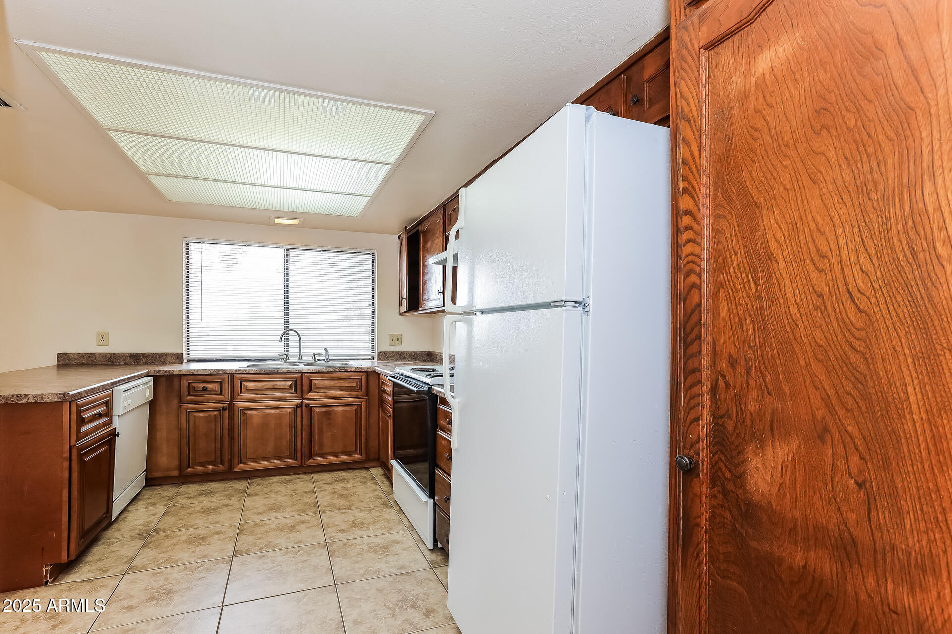 828 East Junction Street, Unit 828 Apache Junction, AZ 85119 - Photo 6 of 16 7-photo-Kitchen-0f992b44-b545-4fde-93b3-