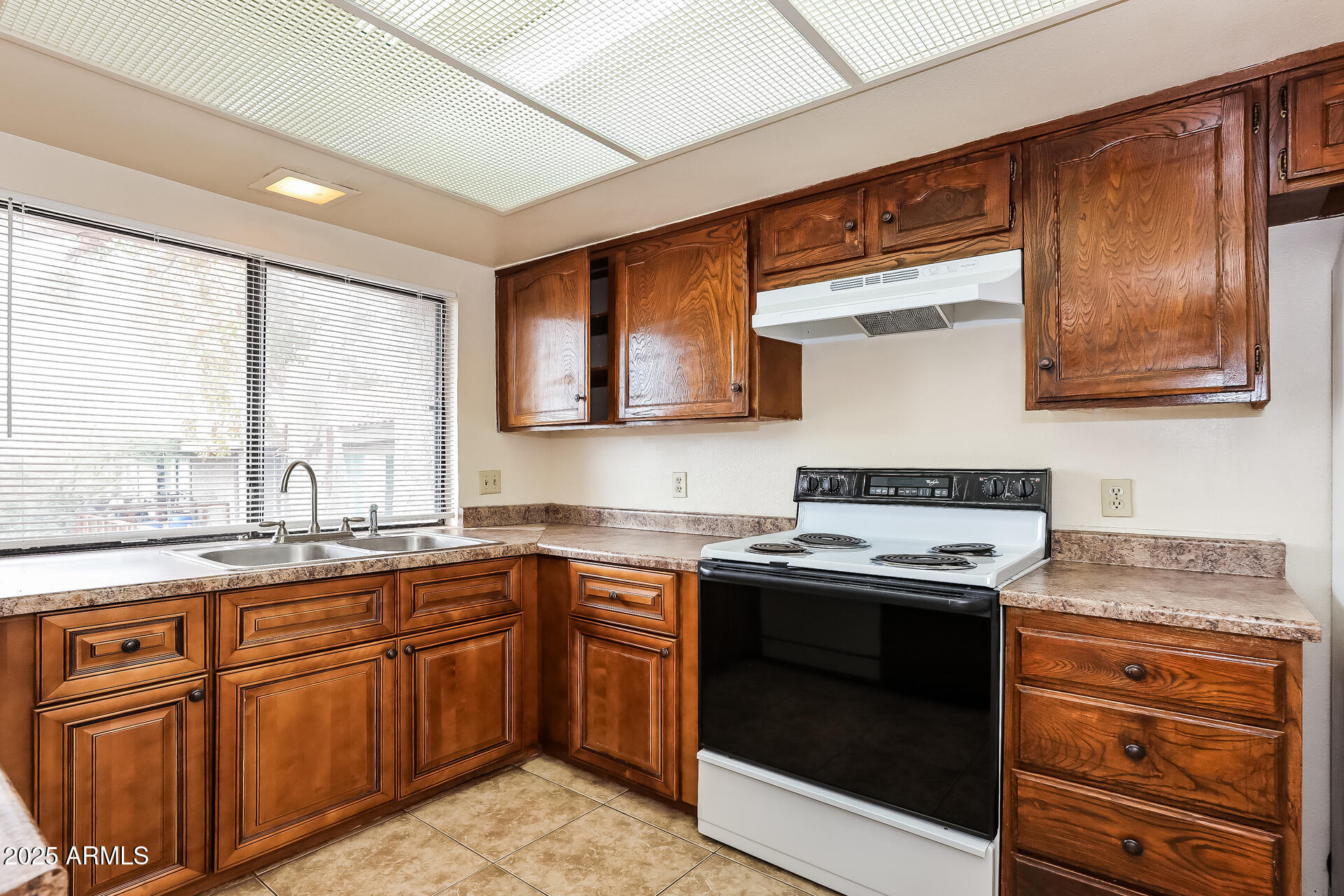 828 East Junction Street, Unit 828 Apache Junction, AZ 85119 - Photo 7 of 16 8-photo-Kitchen-d66fc2fe-a114-49db-882e-