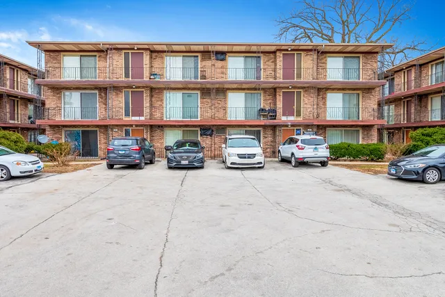a buildings with cars parked in front of it
